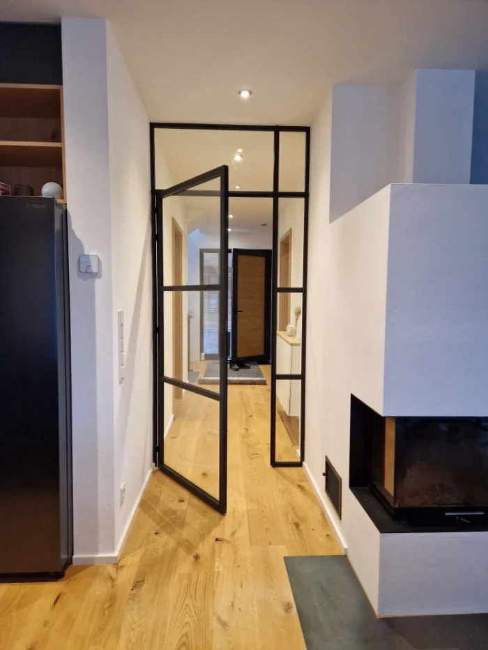 Lofttür mit Seitenteil im Flur