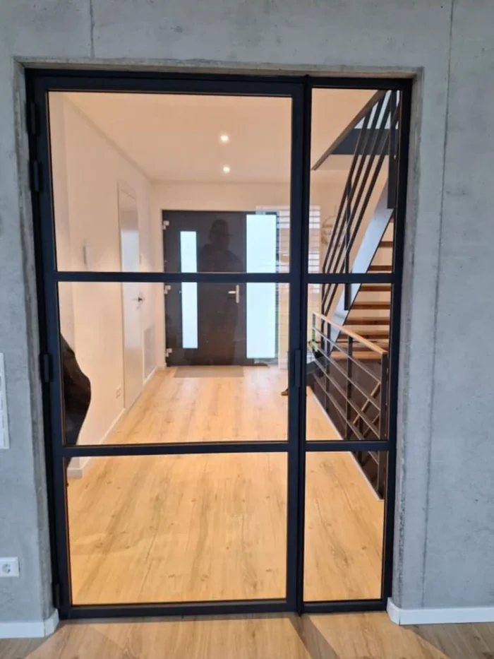 Lofttür mit Seitenteil im Flur