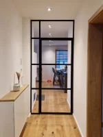 Lofttür mit Seitenteil im Flur