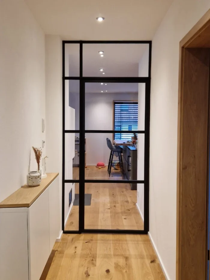 Lofttür mit Seitenteil im Flur