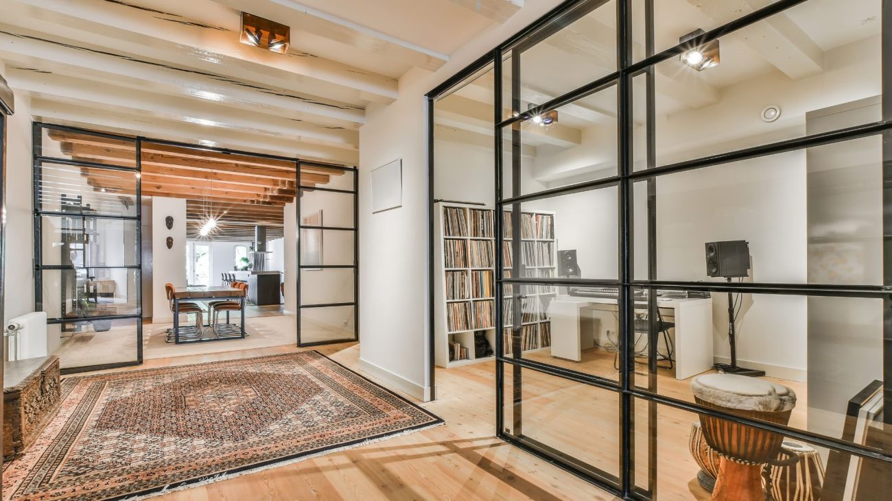 Loft-Drehtür und Loft-Schiebetür aus Aluminium und Glas zur eleganten Raumaufteilung im Wohnbereich.
