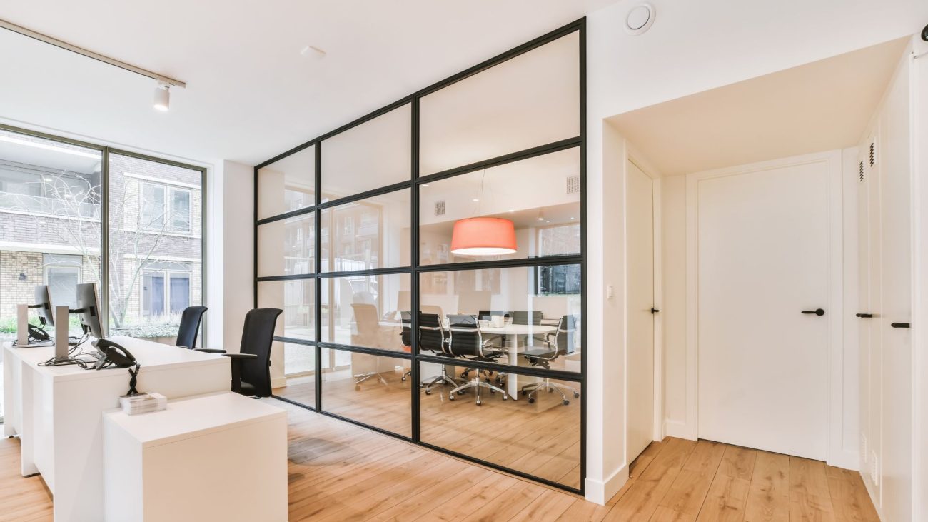 Loft-Festelement aus Aluminium und Glas als transparente Bürotrennwand im Industrial Design.