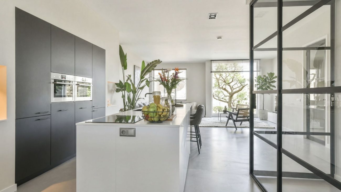 Moderne Lofttür aus Aluminium und Glas als stilvolle Raumtrennung zwischen Küche und Wohnbereich.
